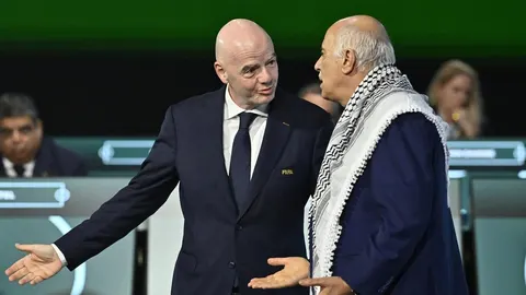 Gianni Infantino u razgovoru s čovjekom koji nosi kufiju.