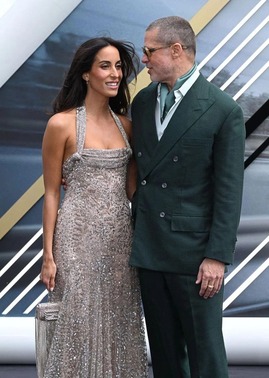 Brad Pitt u zelenom odijelu stoji pored Ines de Ramon u svjetlucavoj haljini.