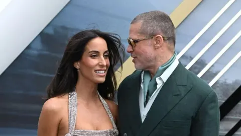 Brad Pitt i Ines de Ramon poziraju zajedno na svečanom događaju.