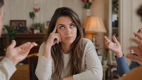 Mlada žena prevrće očima dok je okružena gestikulacijama drugih ljudi.