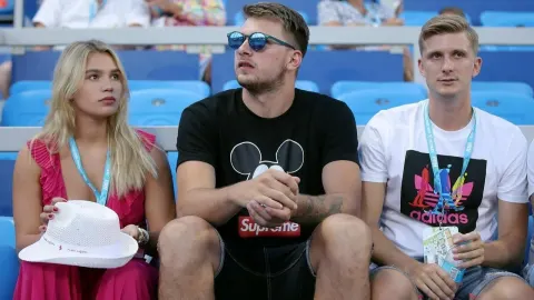 Luka Dončić i Anamaria Goltes sjede na tribinama tijekom sportskog događaja.