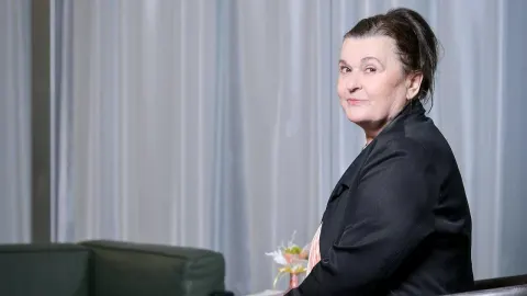 Glumica Mirela Brekalo Popović u crnom sakou gleda prema kameri