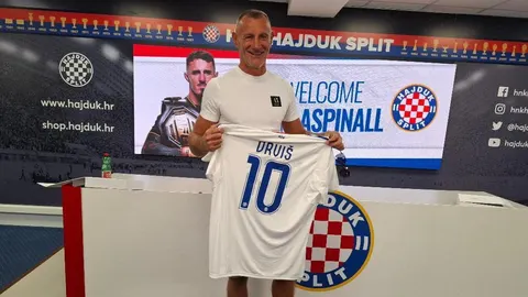 Stipe Drviš pozira s dresom Hajduka broj 10.