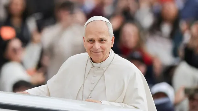 Papa Lav u bijeloj reverendi s blagim smiješkom ispred okupljenog mnoštva.