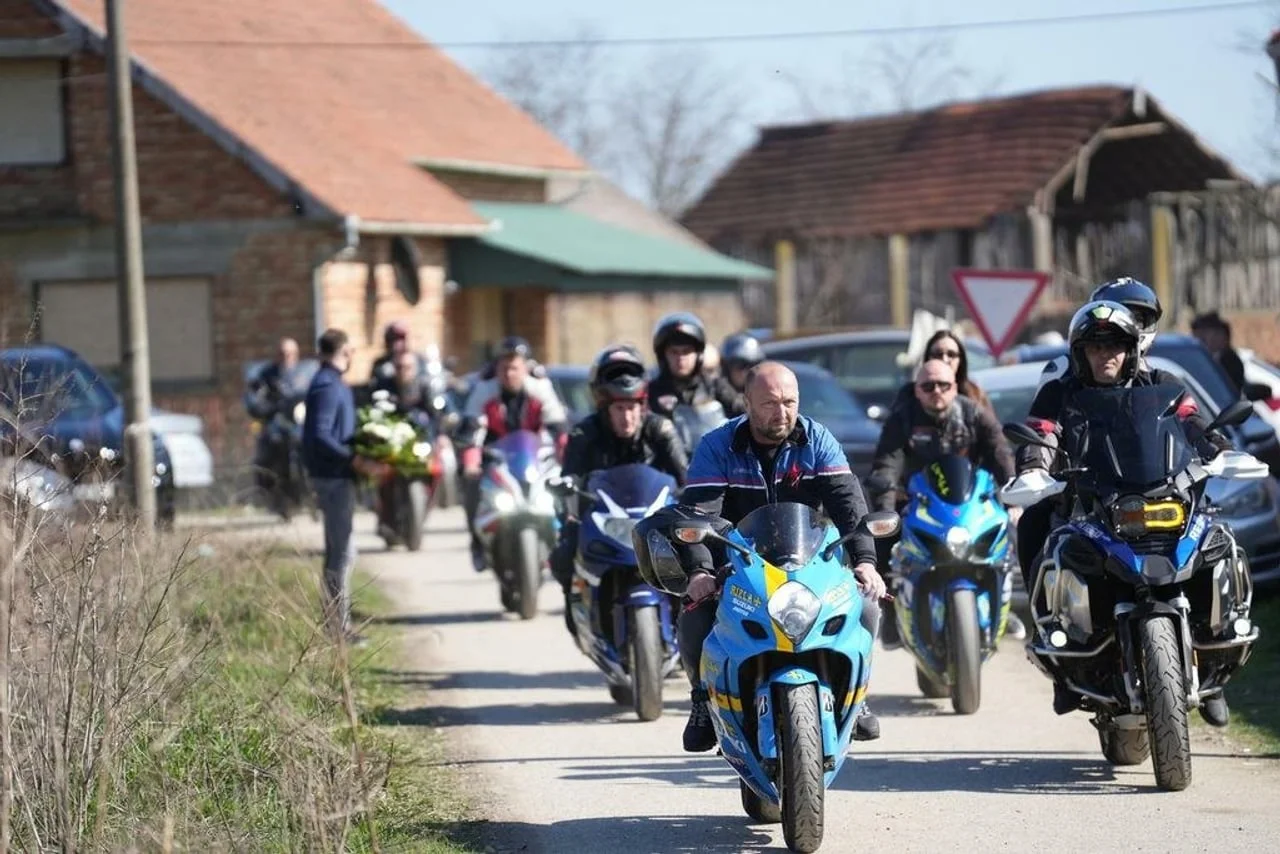 Kolona motociklista na cesti u sklopu pogrebne povorke