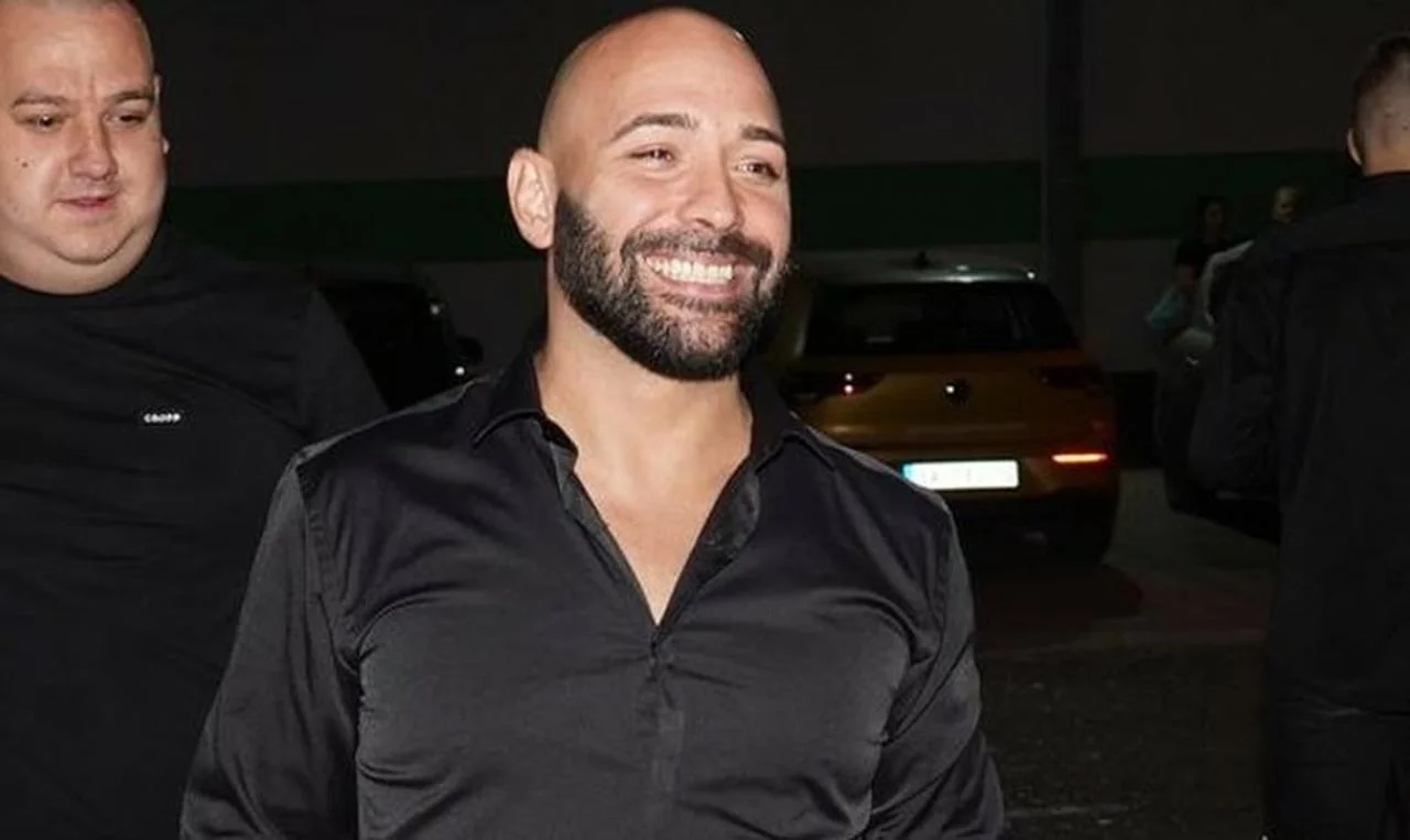 Portret nasmijanog Dragana Lazića u crnoj košulji