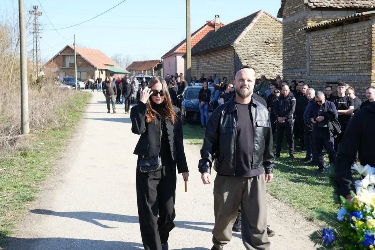 Pjevač Boban Rajović u crnoj kožnoj jakni hoda cestom