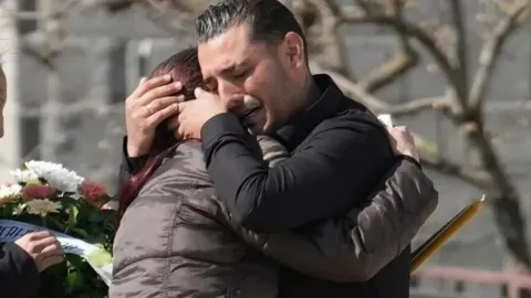 Darko Lazić plače dok grli članicu obitelji na pogrebu