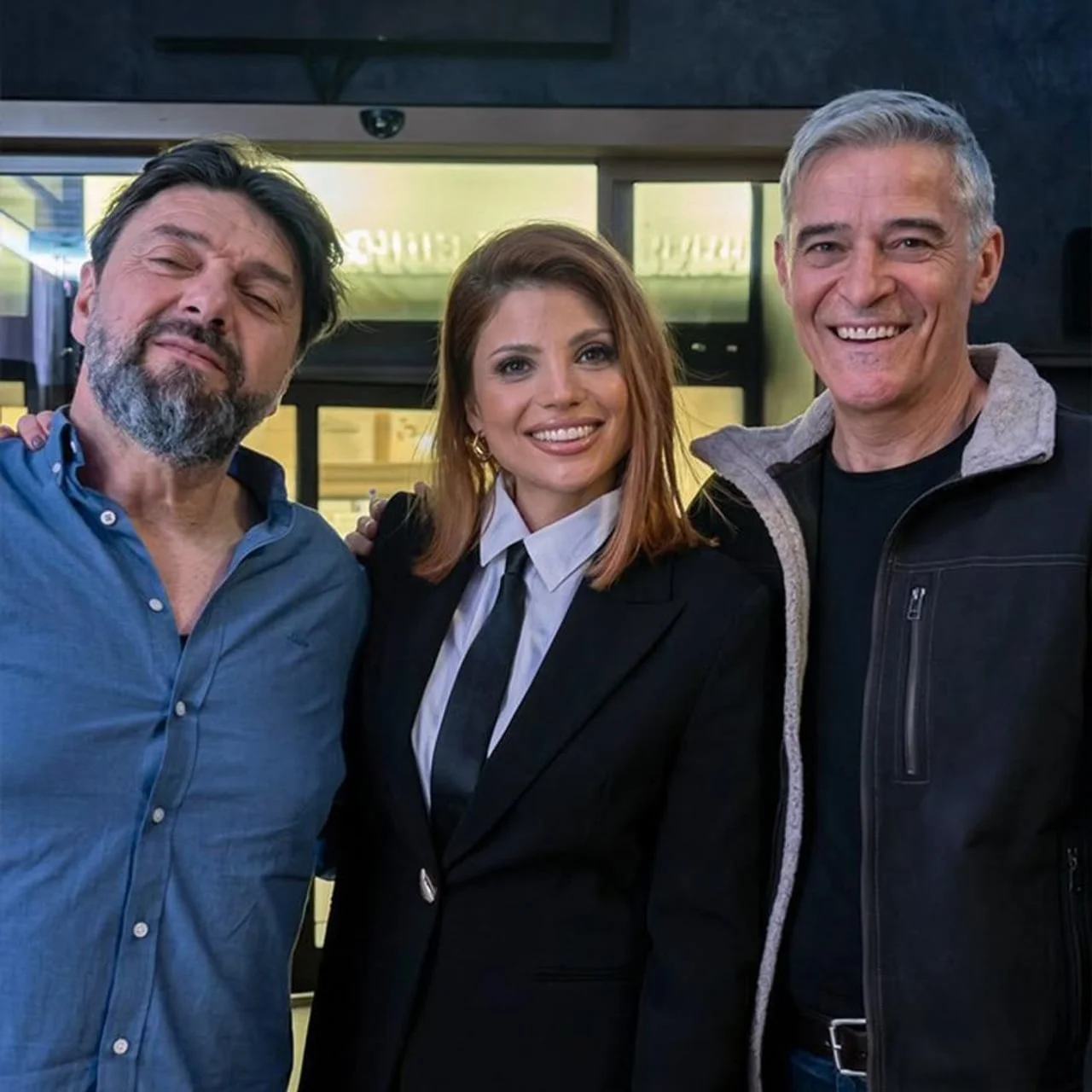 Nasmijani Goran Višnjić sa sijedom kosom u društvu kolega na setu.