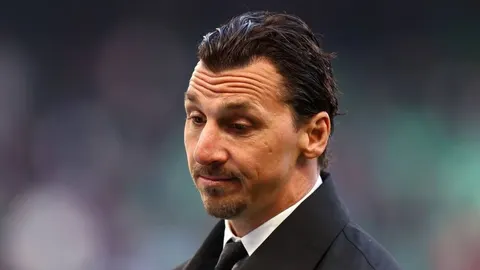 Zlatan Ibrahimović u krupnom planu s kratkom kosom i ozbiljnim izrazom lica