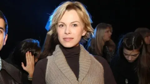 Portret glumice Maje Petrin u tamnoj dolčeviti i pletenom prsluku