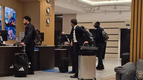Košarkaši Real Madrida s prtljagom na recepciji hotela u Bugarskoj.