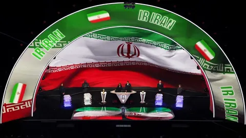 Veliki polukružni ekran s natpisom IR Iran i grafikom iranske zastave.