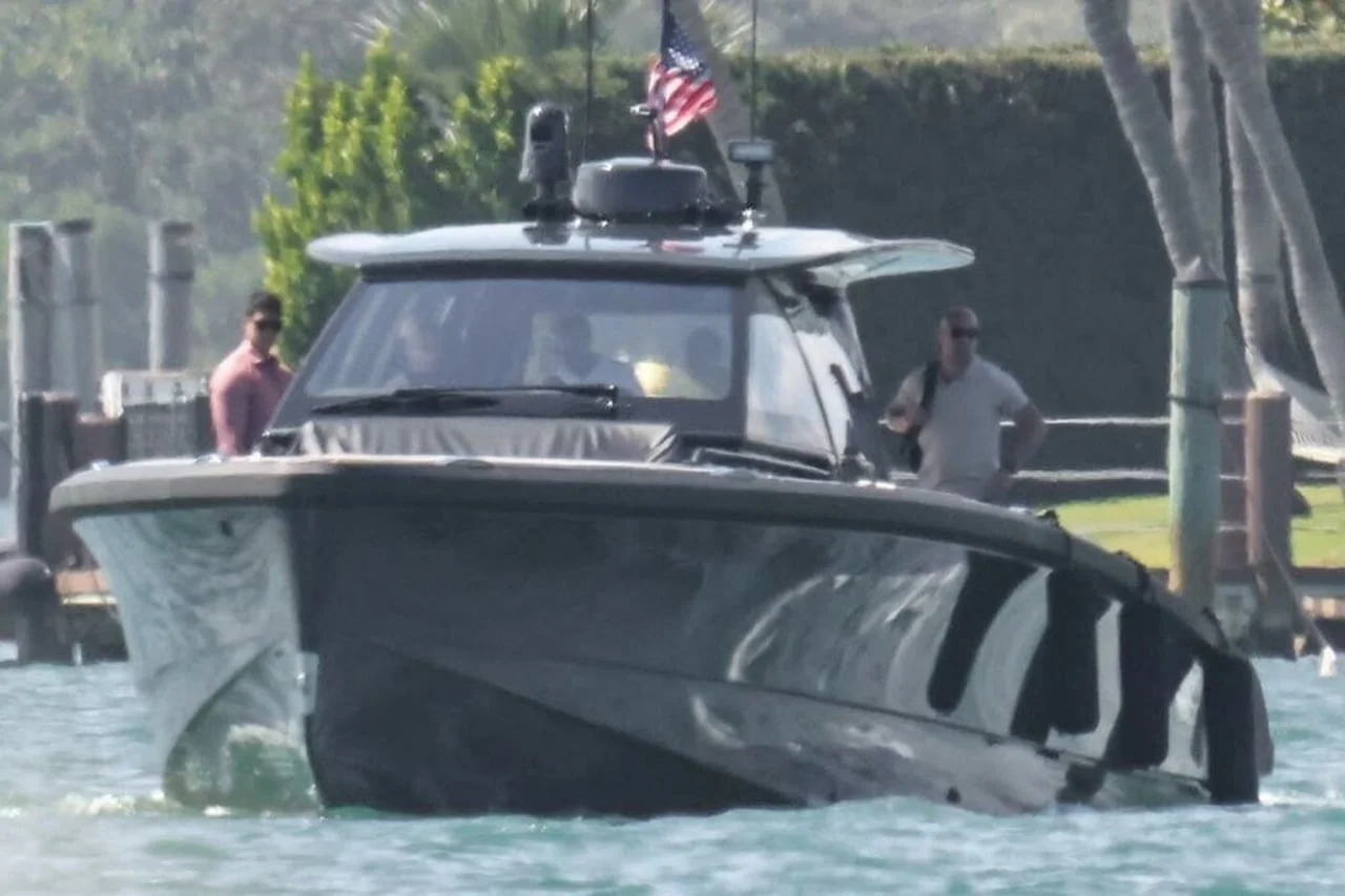 Pogled izbliza na tamni motorni čamac sa zastavom SAD-a