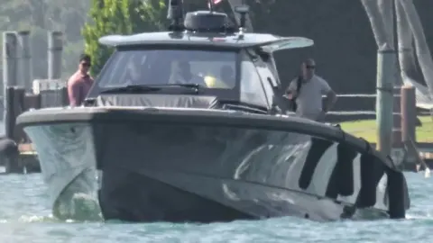 Crni luksuzni gliser Jeffa Bezosa plovi morem u Miamiju