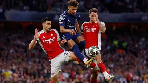Nogometaši Arsenala i PSG-a u borbi za loptu tijekom utakmice.
