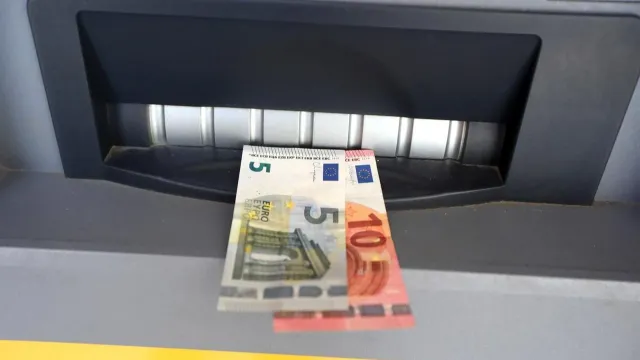 Novčanice eura izlaze iz otvora bankomata