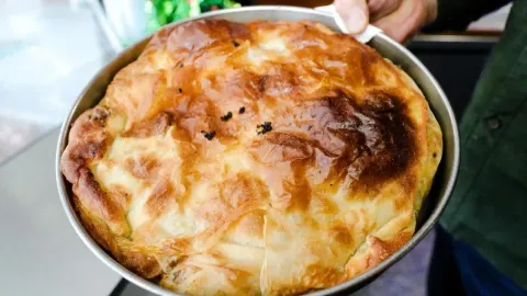 Zlatni pečeni domaći burek u okrugloj tavi