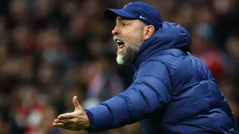 Trener Igor Tudor u plavoj sportskoj jakni s šiltericom energično gestikulira