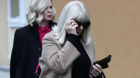 Vesna Todorić sa sunčanim naočalama i bež kaputom u pratnji ženske osobe.