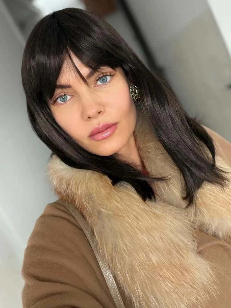 Portret Ivančice Pahor s tamnom kosom i krznenim okovratnikom