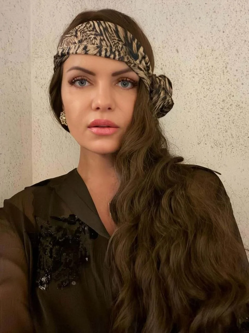 Ivančica Pahor s leopard maramom i dugom valovitom kosom