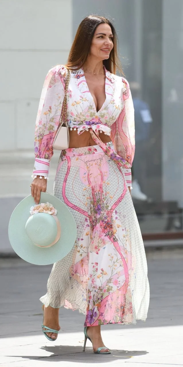 Ivančica Pahor u cvjetnoj haljini s šeširom u ruci na ulici