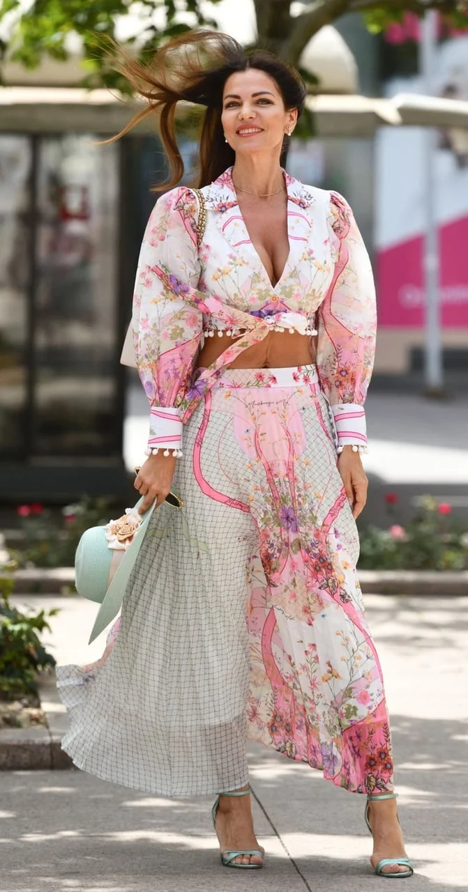 Ivančica Pahor nasmijana u ljetnoj modnoj kombinaciji na otvorenom