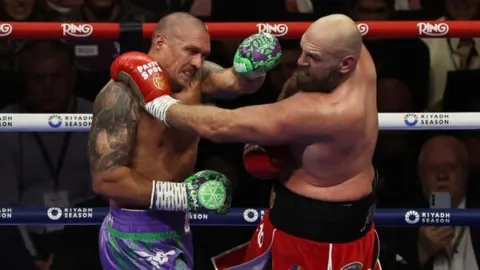 Oleksandar Usik i Tyson Fury u boksačkom meču unutar ringa