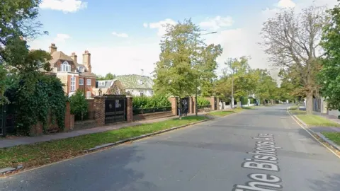 Pogled na luksuzne vile i zapuštena imanja u ulici The Bishops Avenue u Londonu.