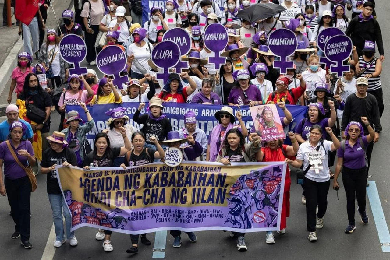 Prosvjednica na Filipinima nose ljubičaste transparente i znakove za prava žena.