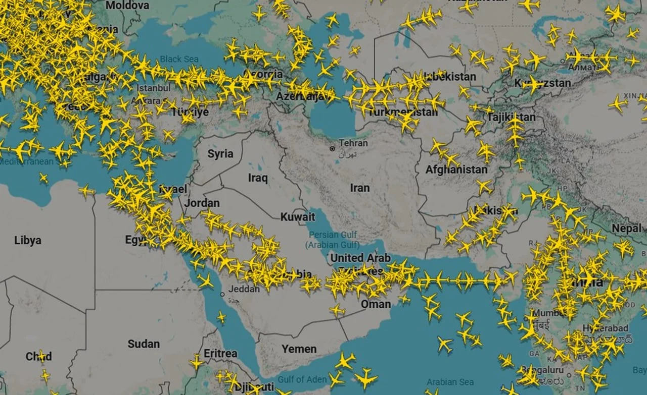 Digitalna mapa Flightradar s prikazom brojnih žutih simbola aviona iznad Bliskog istoka.