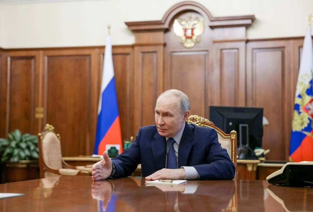 Vladimir Putin sjedi za radnim stolom u službenom uredu