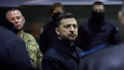 Ukrajinski predsjednik Volodimir Zelenski okružen vojnicima