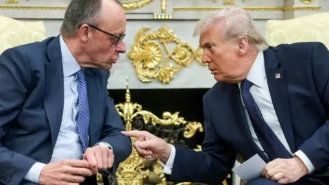 Friedrich Merz i Donald Trump sjede jedan nasuprot drugome tijekom razgovora