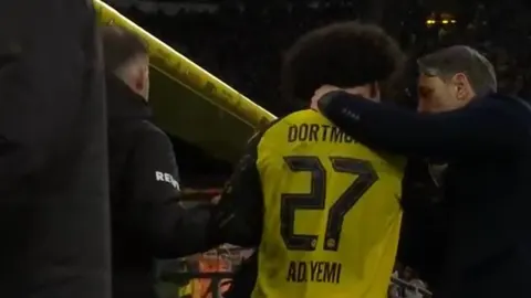 Niko Kovač drži Karima Adeyemija za vrat tijekom nogometne utakmice.