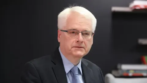 Portret Ive Josipovića u tamnom odijelu s naočalama