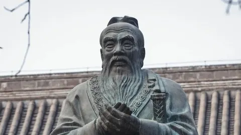 Brončana statua Konfucija s dugom bradom i prekrštenim rukama