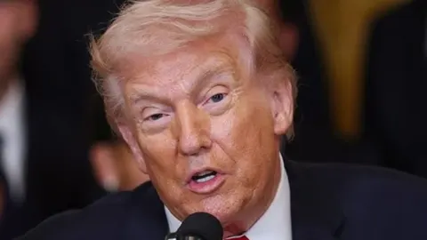 Donald Trump govori pred mikrofonom tijekom obraćanja javnosti.