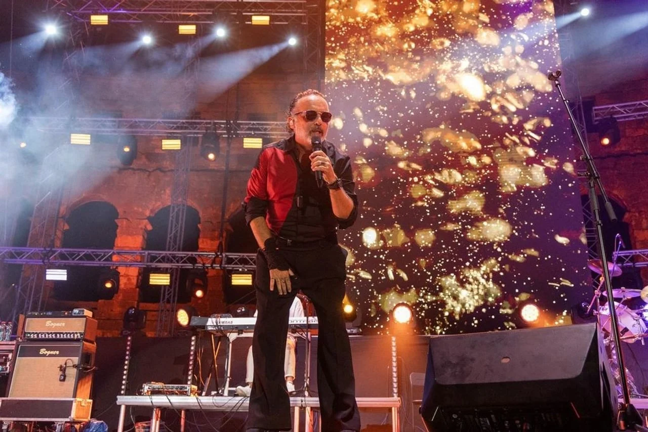 Tony Cetinski pjeva na velikoj pozornici uz svjetlosne efekte.