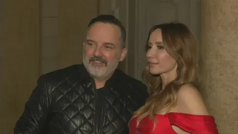 Tony Cetinski i supruga Dubravka poziraju zajedno na javnom događaju.