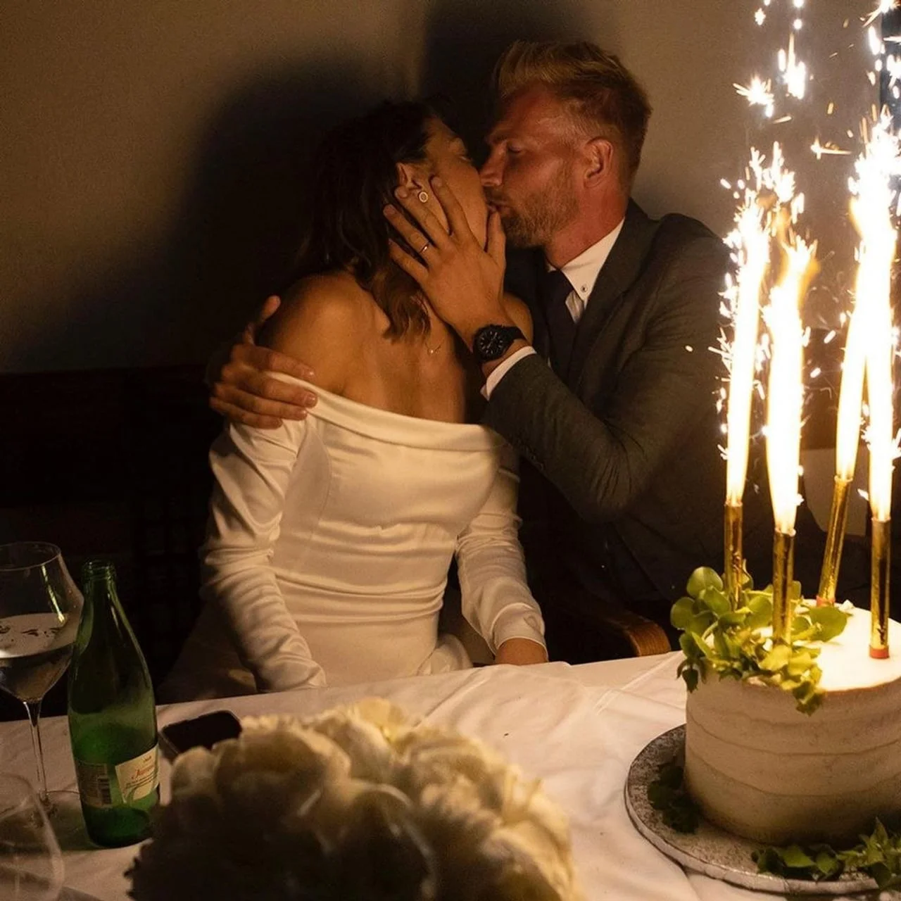 Blanka Vlašić i Ruben Van Gucht se ljube za stolom uz slavljeničku tortu.