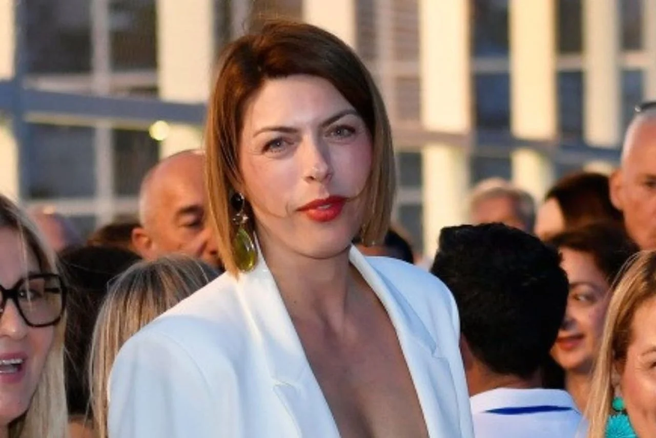 Portret Blanke Vlašić u bijelom sakou s upečatljivim naušnicama u gužvi.