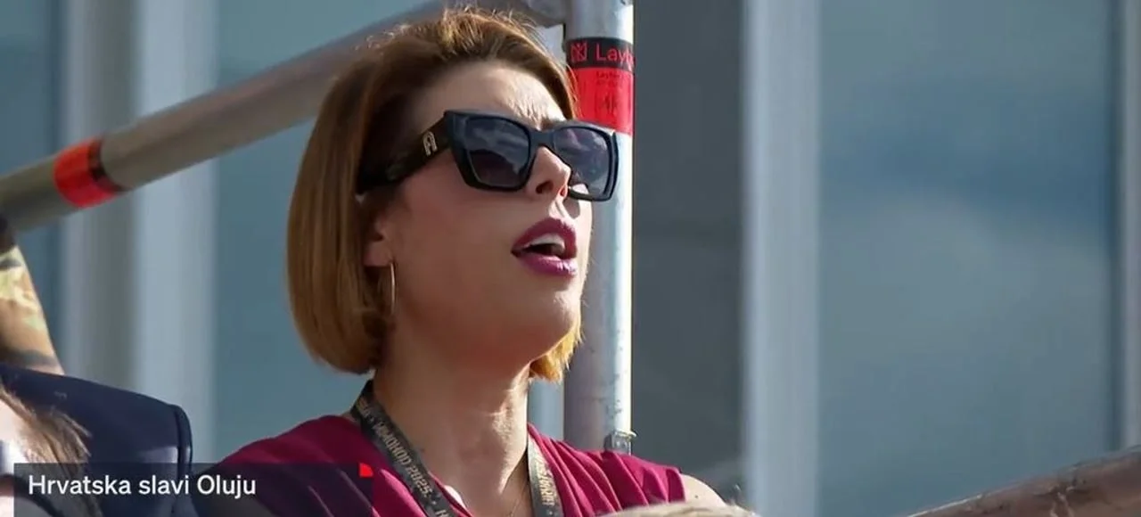 Blanka Vlašić s tamnim sunčanim naočalama na tribinama tijekom proslave.