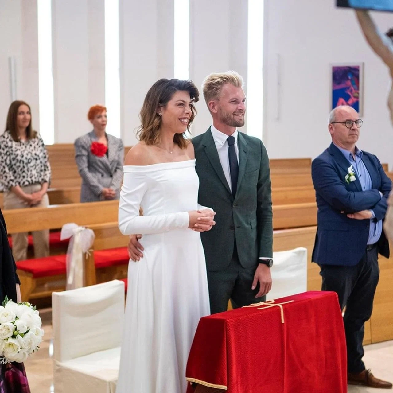 Blanka Vlašić u vjenčanici i Ruben Van Gucht u odijelu stoje u crkvi.