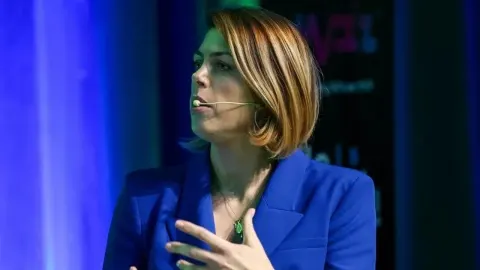 Blanka Vlašić govori s mikrofonom na pozornici tijekom javnog istupa.