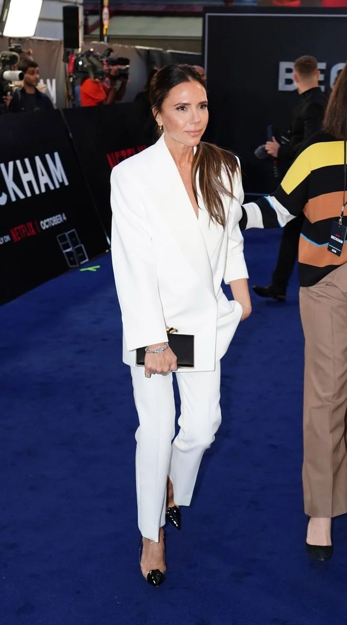 Victoria Beckham u bijelom odijelu na crvenom tepihu