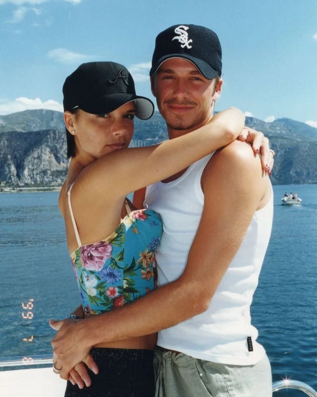 Mladi David i Victoria Beckham poziraju na brodu