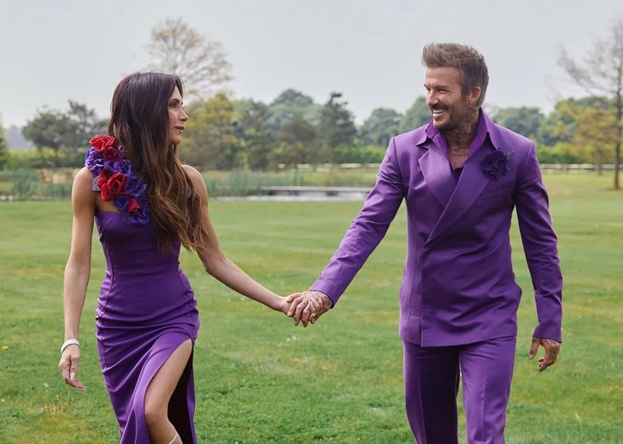 David i Victoria Beckham u usklađenim ljubičastim kombinacijama
