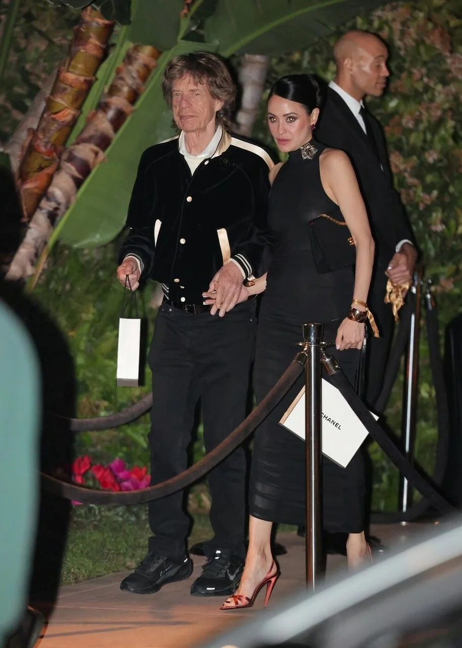 Mick Jagger i Melanie Hamrick hodaju držeći se za ruke.